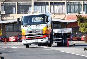 大型自動車スラローム